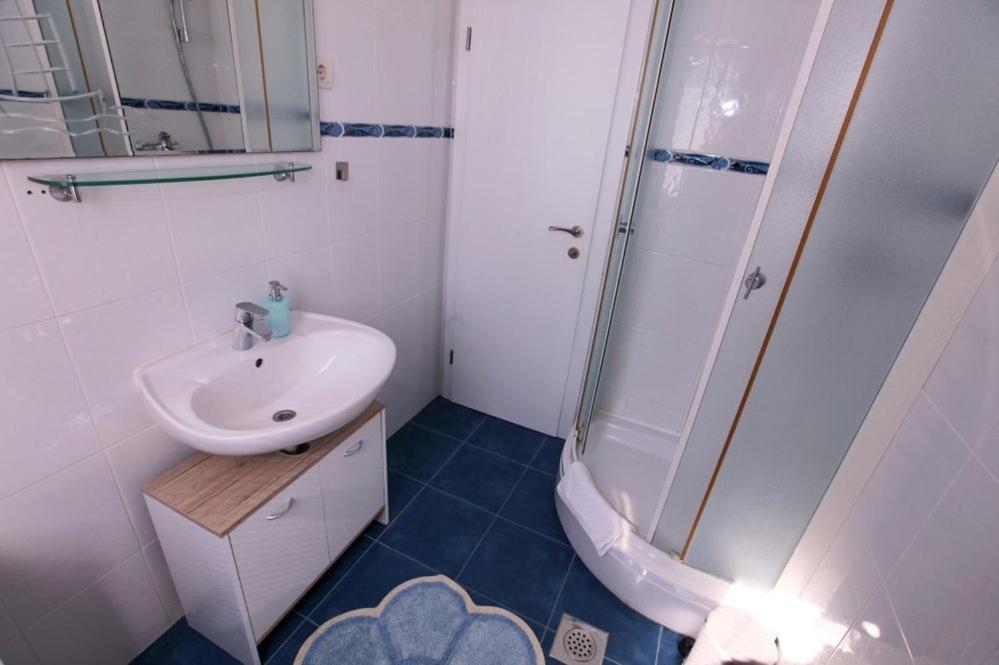 Apartments Luka 로고즈니차 외부 사진